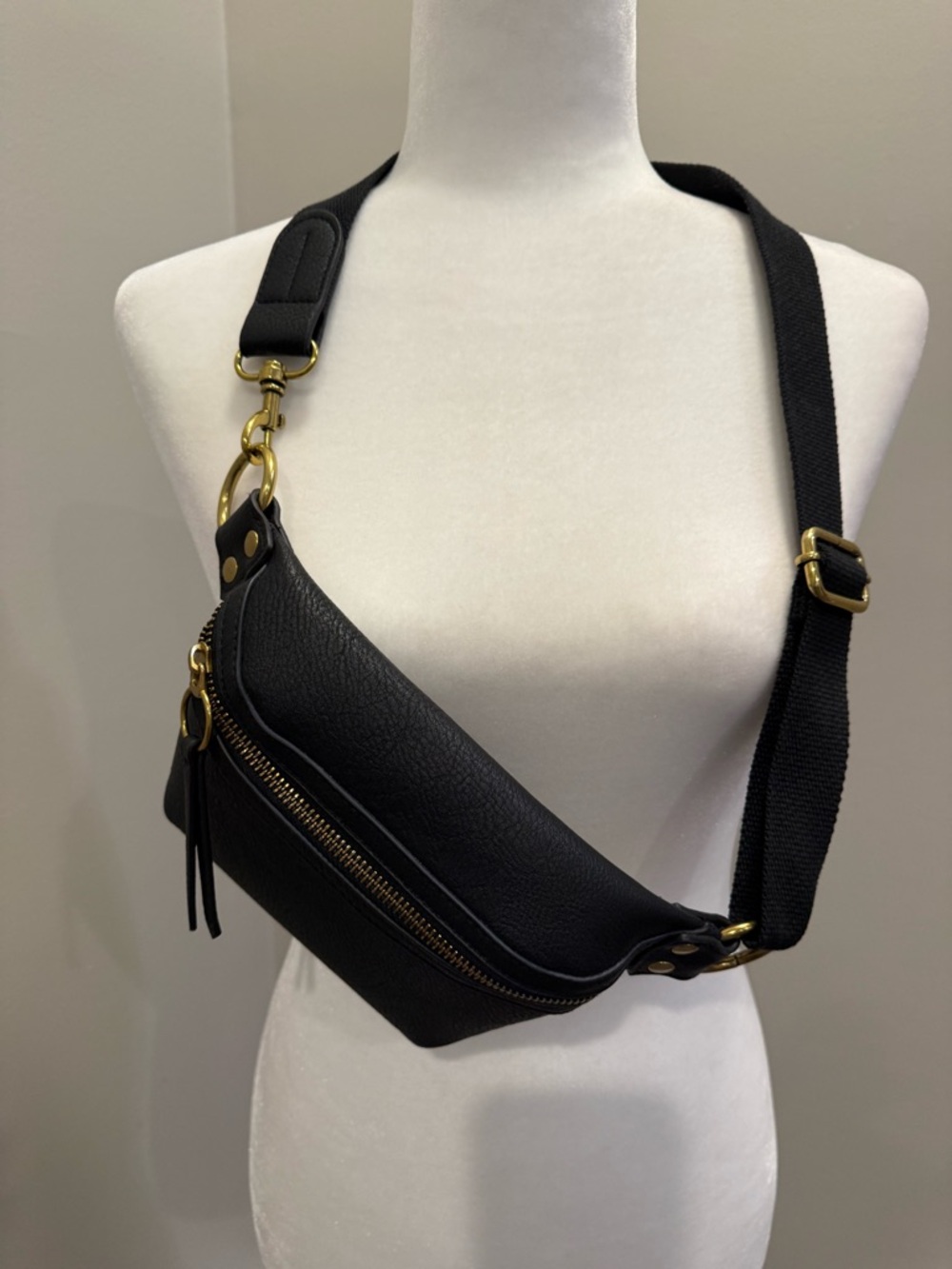 Universal Thread Black Belt Bag Crossbody - Picture 5 of 8